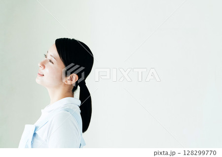 エプロン姿の若い女性 エプロン姿の若い女性 128299770
