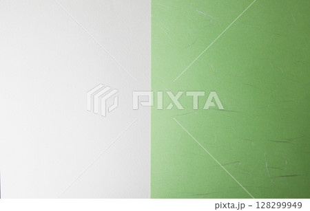 白い紙と黄緑色の和紙 白い紙と黄緑色の和紙 128299949