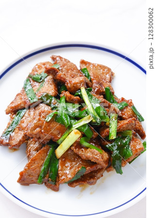 豚レバーをたっぷり使った健康的な料理といえば、レバニラ炒め 豚レバーをたっぷり使った健康的な料理といえば、レバニラ炒め 128300062