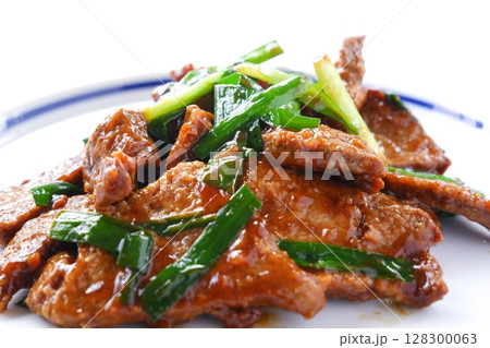 豚レバーをたっぷり使った健康的な料理といえば、レバニラ炒め 128300063