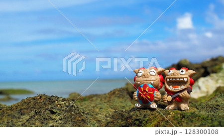 沖縄の青い海と笑顔のシーサーたち 風景写真 コピースペース 沖縄の青い海と笑顔のシーサーたち 風景写真 コピースペース 128300108