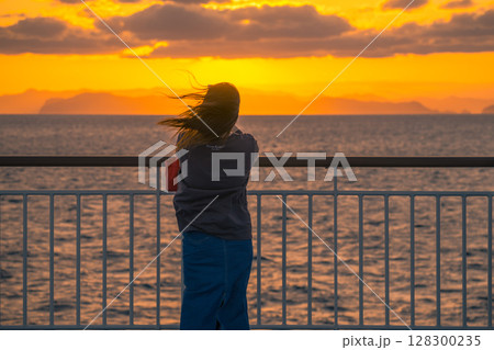 【東京九州フェリーはまゆう新門司港行 宇和島沖の夕日】 【東京九州フェリーはまゆう新門司港行 宇和島沖の夕日】 128300235