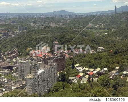 台湾の猫空ロープウェイから見た街と台北101 台湾の猫空ロープウェイから見た街と台北101 128300306