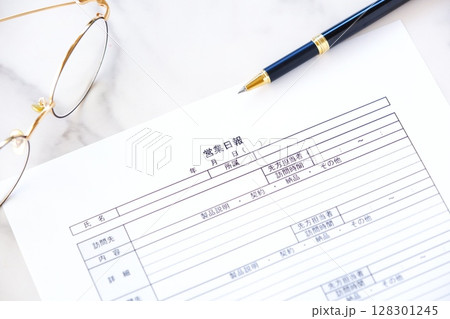 営業マンが、その日の業務を振り返り、訪問した顧客や、打合せ内容を記載して上司に報告する、営業日報 営業マンが、その日の業務を振り返り、訪問した顧客や、打合せ内容を記載して上司に報告する、営業日報 128301245