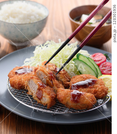 サクサクヒレカツ定食 とんかつと彩り野菜の和風御膳 128301936