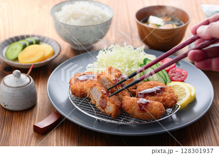 サクサクヒレカツ定食 とんかつと彩り野菜の和風御膳 128301937