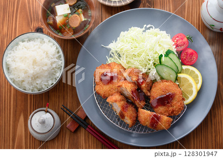 サクサクヒレカツ定食 とんかつと彩り野菜の和風御膳 128301947