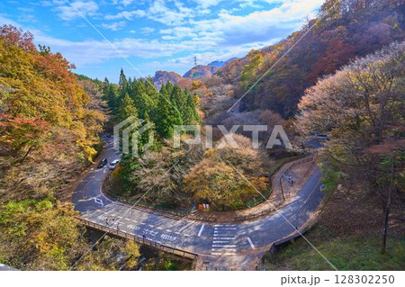 紅葉の群馬県安中市のめがね橋(碓氷第三橋梁)から中山道(R18)を見下ろす 128302250