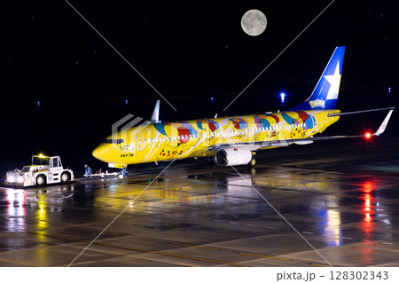 スカイマークエアラインB737-800ピカチュウ夜間駐車場 スカイマークエアラインB737-800ピカチュウ夜間駐車場 128302343