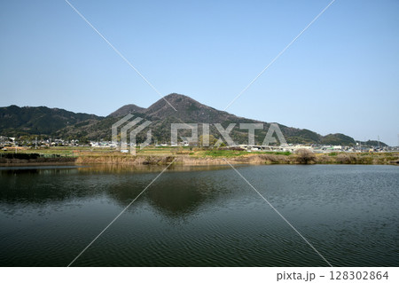 千股池・二上山を望む 【奈良県葛城市】 千股池・二上山を望む 【奈良県葛城市】 128302864