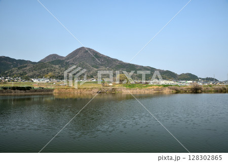 千股池・二上山を望む 【奈良県葛城市】 千股池・二上山を望む 【奈良県葛城市】 128302865