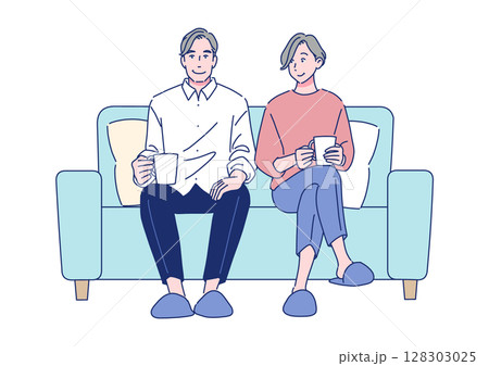 ソファに並んで座る仲良しのシニア夫婦 128303025