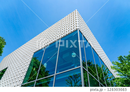 【東京都】スタイリッシュな外観の代官山T-SITE 128303083