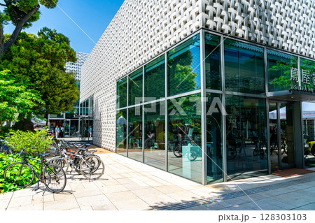 【東京都】初夏の新緑が綺麗な代官山T-SITE 【東京都】初夏の新緑が綺麗な代官山T-SITE 128303103