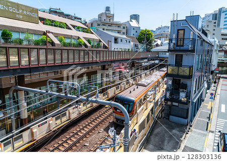 【東京都】上から見下ろす東横線の代官山駅 128303136