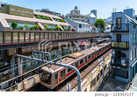 【東京都】上から見下ろす東横線の代官山駅 128303137