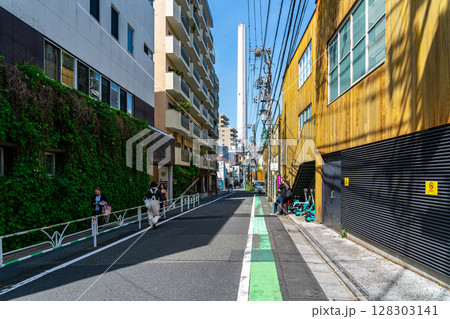 【東京都】落ち着いた雰囲気が素敵な代官山の街並み 【東京都】落ち着いた雰囲気が素敵な代官山の街並み 128303141