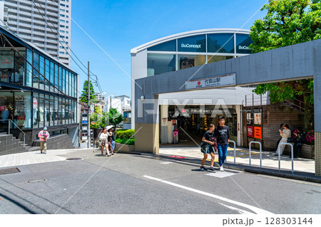 【東京都】綺麗な青空が広がる東横線の代官山駅 128303144