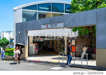 【東京都】綺麗な青空が広がる東横線の代官山駅 【東京都】綺麗な青空が広がる東横線の代官山駅 128303145