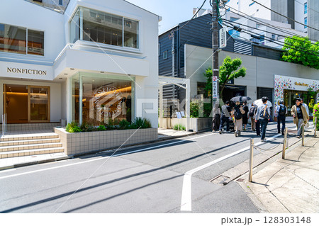 【東京都】落ち着いた雰囲気が素敵な代官山の街並み 【東京都】落ち着いた雰囲気が素敵な代官山の街並み 128303148