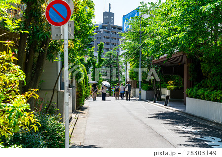 【東京都】落ち着いた雰囲気が素敵な代官山の街並み 【東京都】落ち着いた雰囲気が素敵な代官山の街並み 128303149