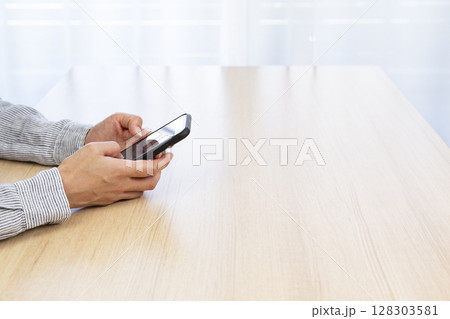 スマホを持つ女性の手 スマホを持つ女性の手 128303581