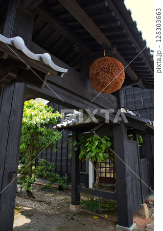 老舗の酒蔵 128303663