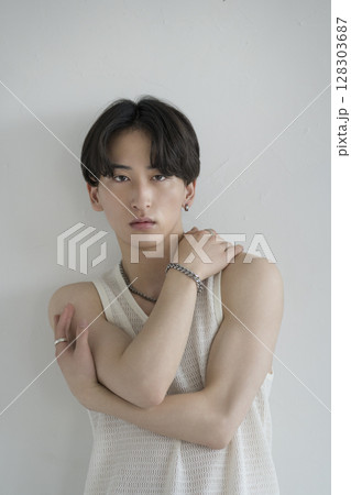 カメラ目線の20代の男性　メンズビューティーイメージ　ポートレート 128303687