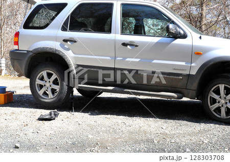 林道のドン詰まりでパンク修理 128303708