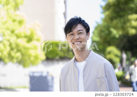 カメラ目線で笑顔の40代の男性 カメラ目線で笑顔の40代の男性 128303724