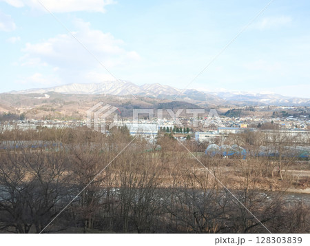 山形の冬景色 雪の山々と街並みを望むパノラマ風景 山形の冬景色 雪の山々と街並みを望むパノラマ風景 128303839