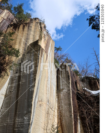 瓜割石庭公園の壮大な岩壁と青空 歴史を感じる採石場跡の絶景 瓜割石庭公園の壮大な岩壁と青空 歴史を感じる採石場跡の絶景 128303840