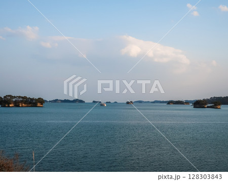 穏やかな海と小島が広がる松島湾の風景 日本三景の静けさ 128303843