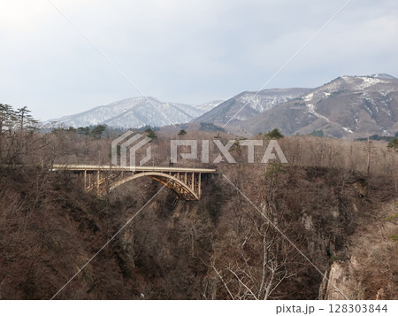 冬の鳴子峡と大深沢橋　雪景色と渓谷の風景写真 128303844