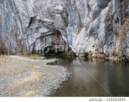 猊鼻渓 静寂に包まれた断崖と清流の絶景 猊鼻渓 静寂に包まれた断崖と清流の絶景 128303845