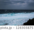 荒波が岩に打ち寄せる荒々しい海岸　曇天のドラマチックな自然風景 128303875