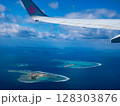 飛行機の窓から見下ろす青い海と島々の絶景　空からの美しい自然風景 128303876