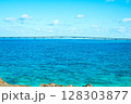 宮古島と伊良部島をつなぐ伊良部大橋　エメラルドブルーの海上架橋風景 128303877