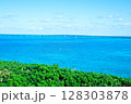 伊良部大橋と宮古ブルー　南国の高台から望む絶景の海 128303878