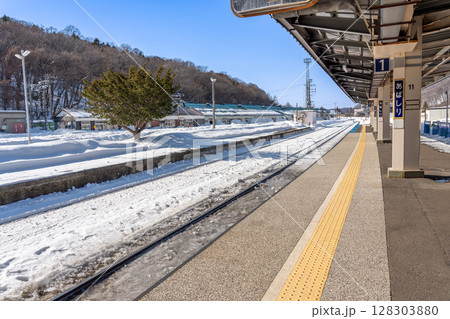 北海道網走市　冬の網走駅のプラットホーム 128303880