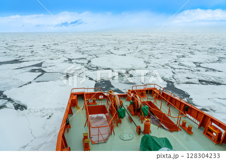 北海道紋別市　流氷原をドリルで砕いて進む砕氷船のガリンコ号の先端 128304233