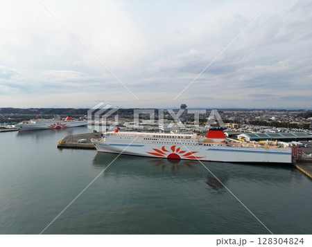茨城　大洗　大洗港に停泊中のさんふらわあだいせつとさんふらわあさっぽろ（ドローン撮影） 128304824
