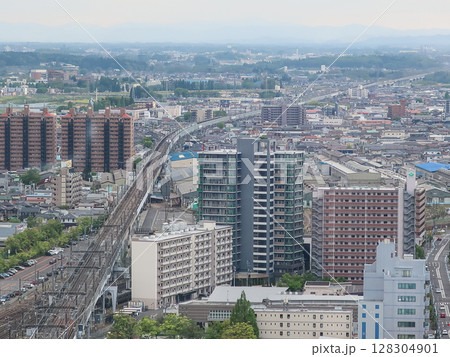 福島市街を見渡す都市風景 鉄道と高層ビルが並ぶ俯瞰の街並み 福島市街を見渡す都市風景 鉄道と高層ビルが並ぶ俯瞰の街並み 128304901