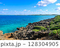 沖縄・宮古島のサンゴ礁海岸と透き通る青い海 岩場に広がる南国の絶景 128304905