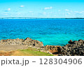伊良部大橋を望む宮古島のエメラルドブルーの海と岩場の絶景 128304906