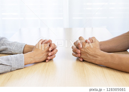 話し合いをする男女 128305081