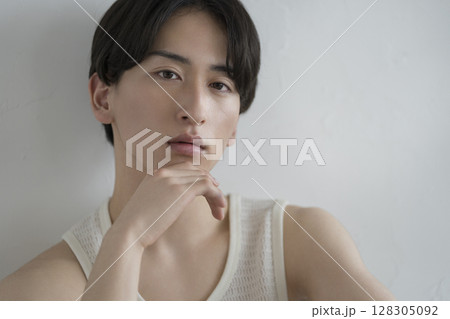 カメラ目線の20代の男性　メンズビューティーイメージ　ポートレート 128305092