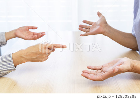 口論する男女 128305288