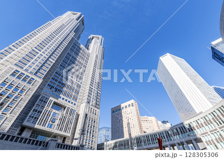 東京都新宿区　快晴の東京都庁と西新宿ビル群の街並み 128305306