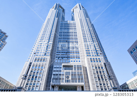 東京都新宿区 快晴の東京都庁 東京都新宿区 快晴の東京都庁 128305313